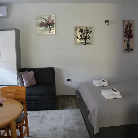 Sokak 8 Apartman Karlóca